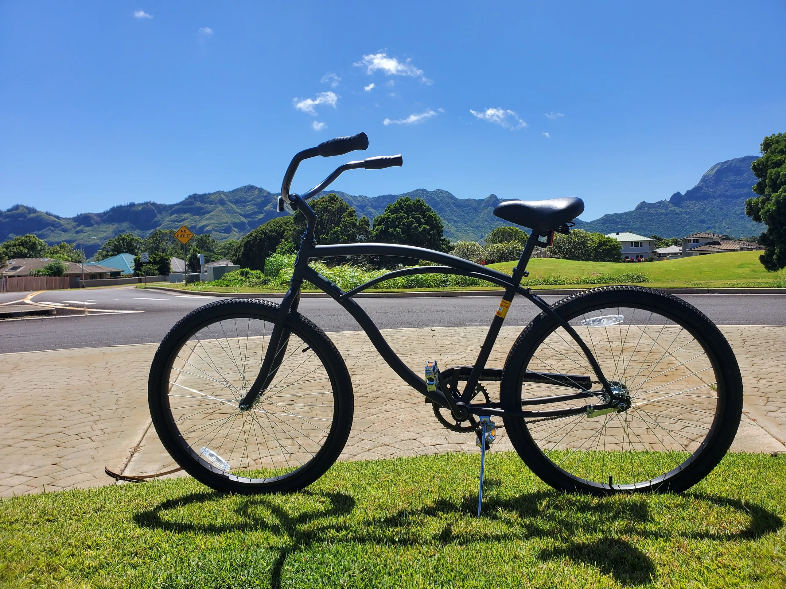 Single-speed bike rental with helmet and lock